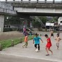 Anak Anak Bermain Sepak Bola Di Tengah Jalan